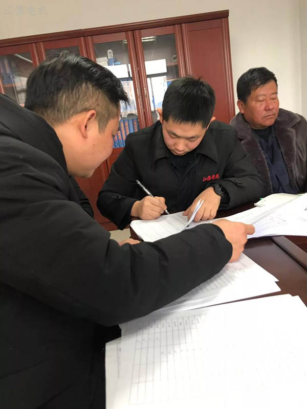 江淮電機黨員填寫民主評議表后，進行統計匯總。